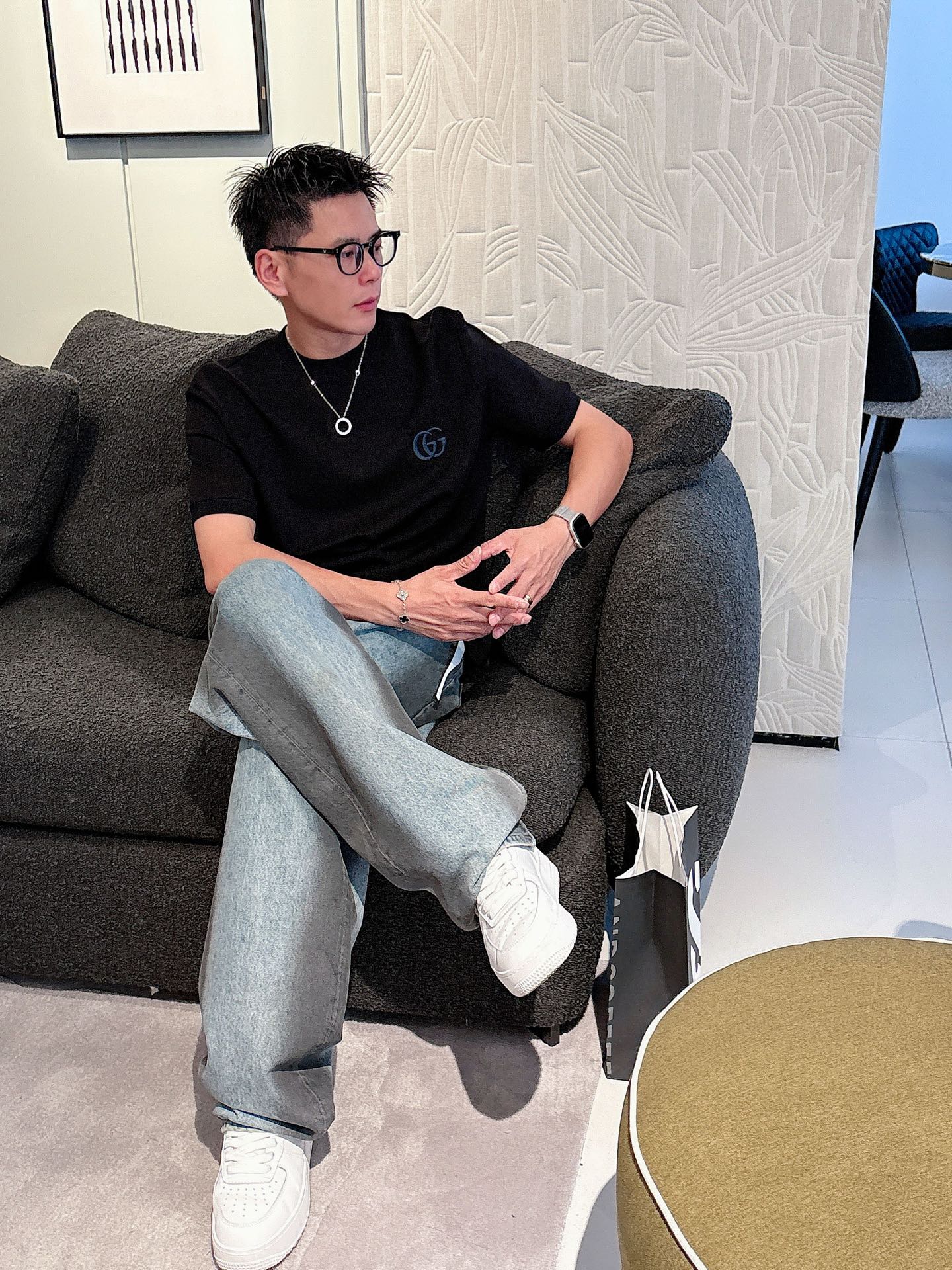 Gucci2025秋冬 圆领刺绣短袖T恤打底衫 元素性的Logo徽章凸显休闲时尚魅力,依然独领时尚风骚.