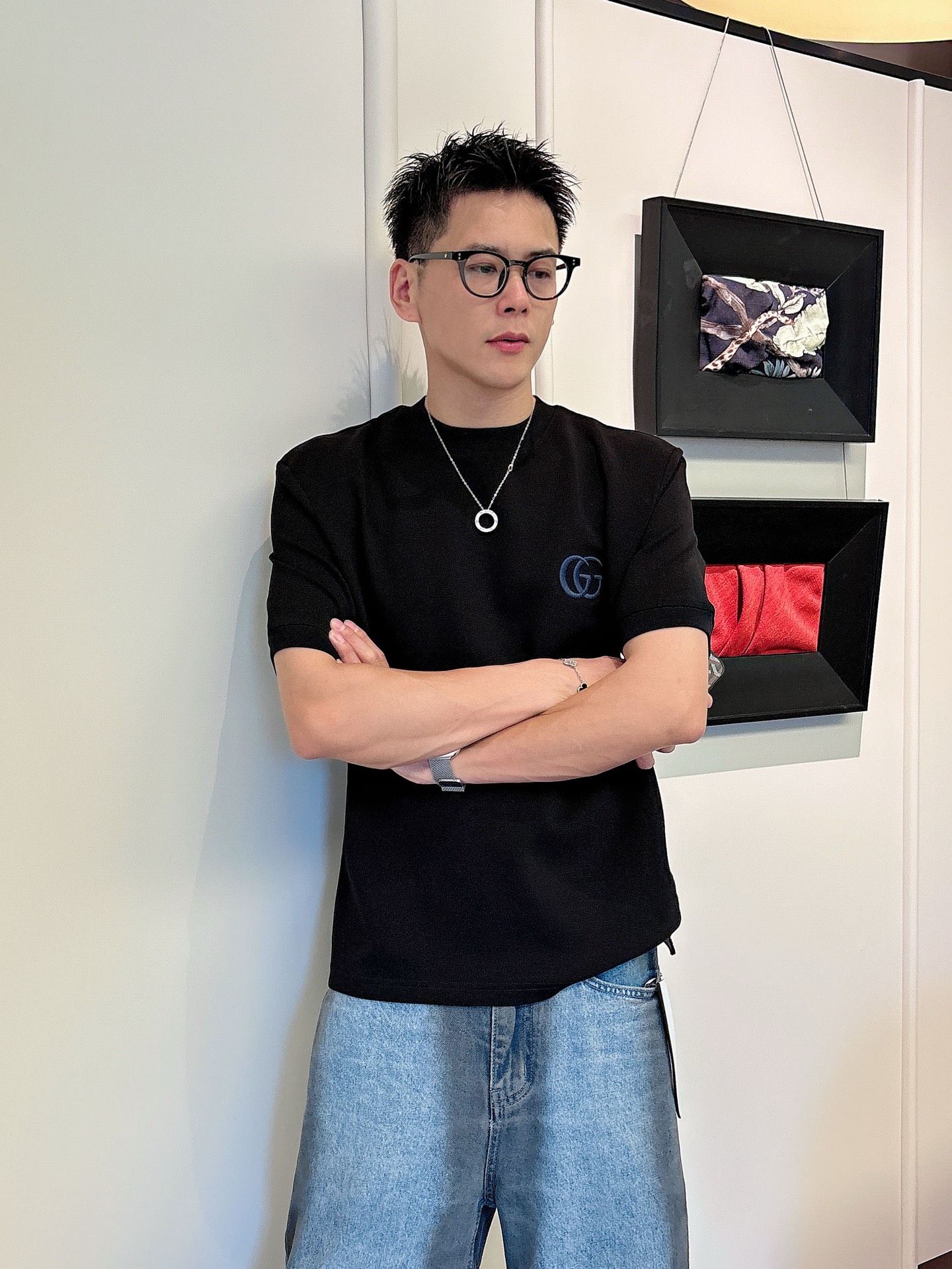 Gucci2025秋冬 圆领刺绣短袖T恤打底衫 元素性的Logo徽章凸显休闲时尚魅力,依然独领时尚风骚.