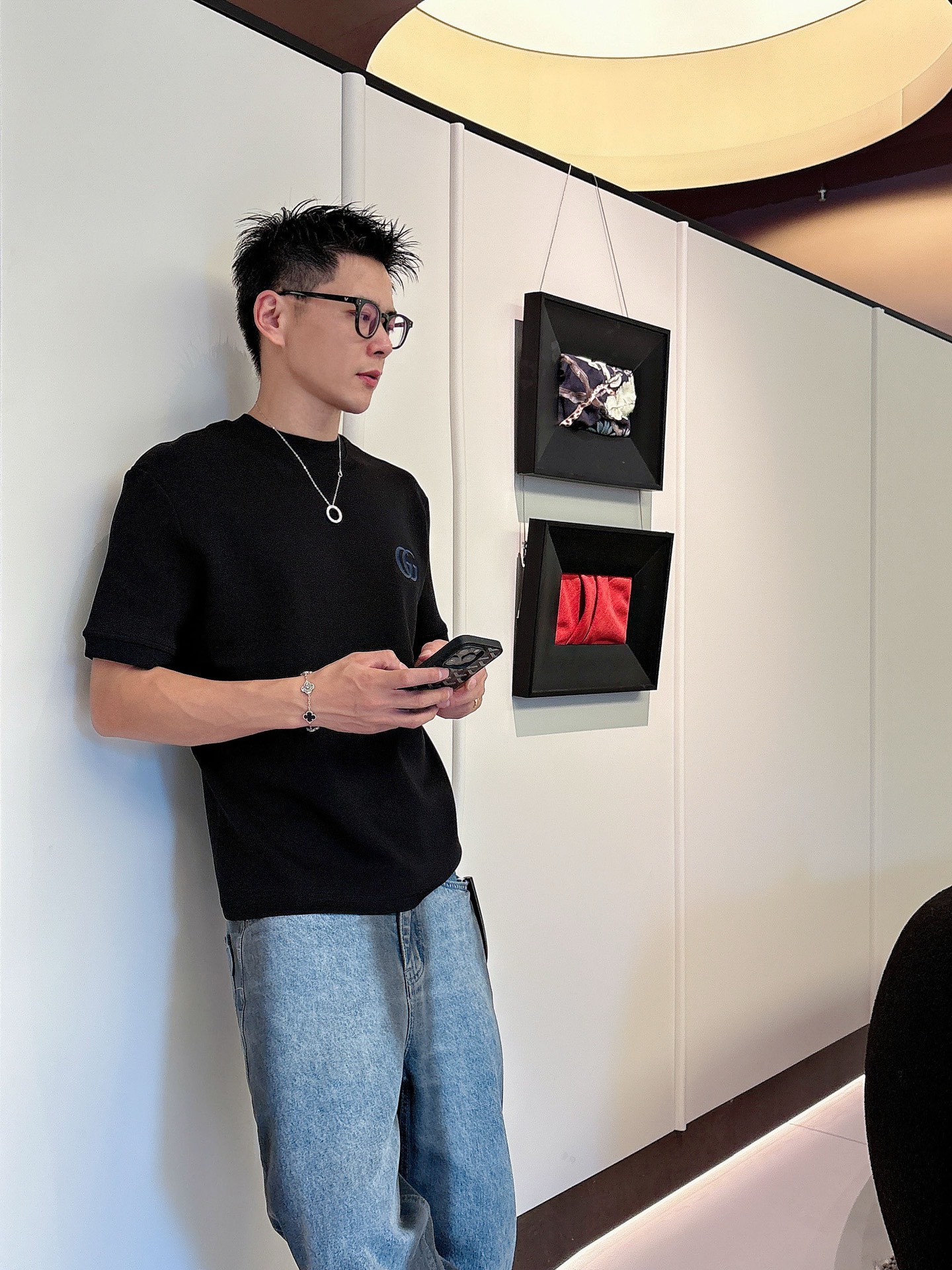 Gucci2025秋冬 圆领刺绣短袖T恤打底衫 元素性的Logo徽章凸显休闲时尚魅力,依然独领时尚风骚.