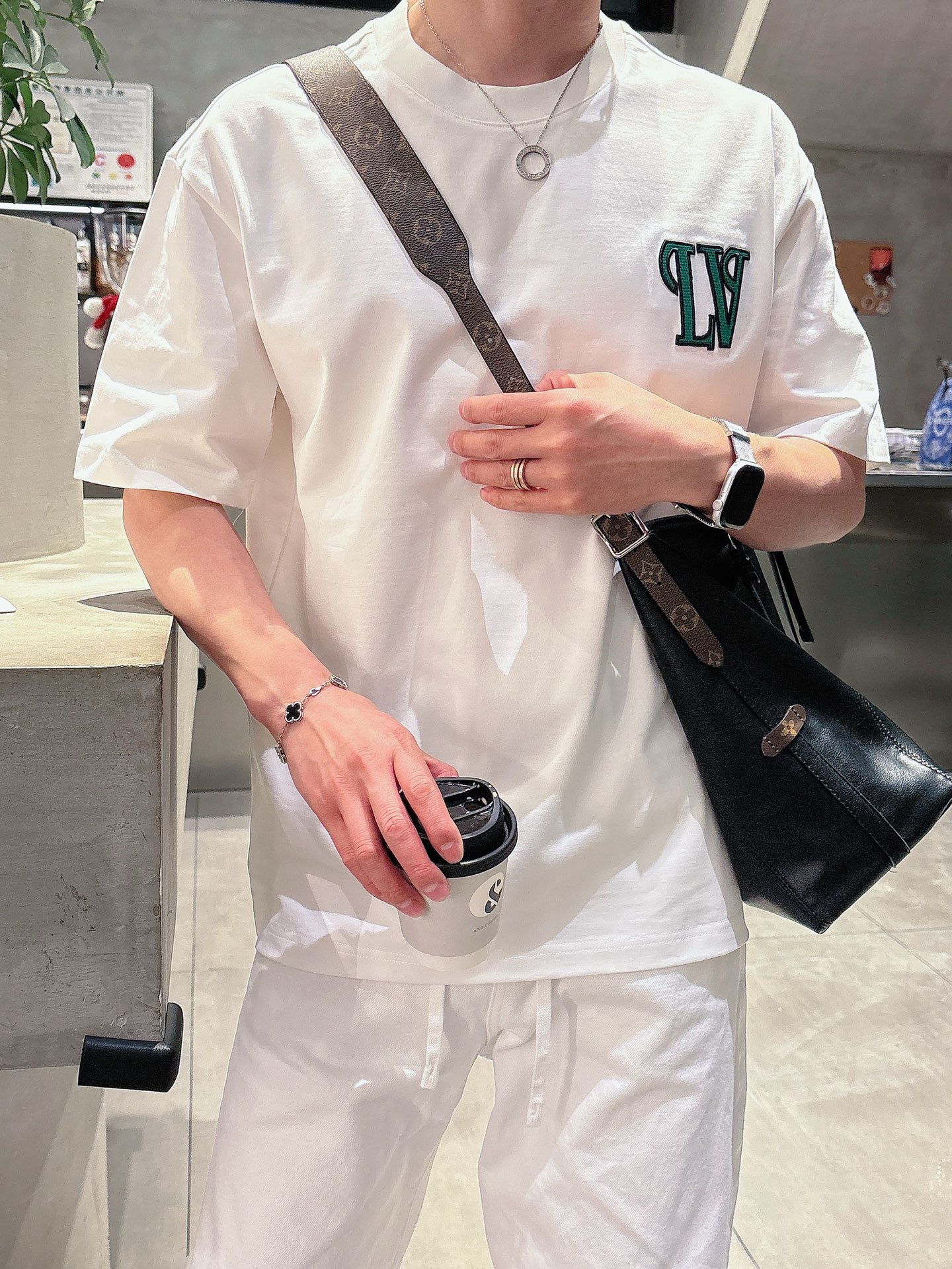 LV   2026春夏新款首发专柜最新款短袖圆领T恤 高端订制 设计前卫时尚！品牌logo重工艺设计 高