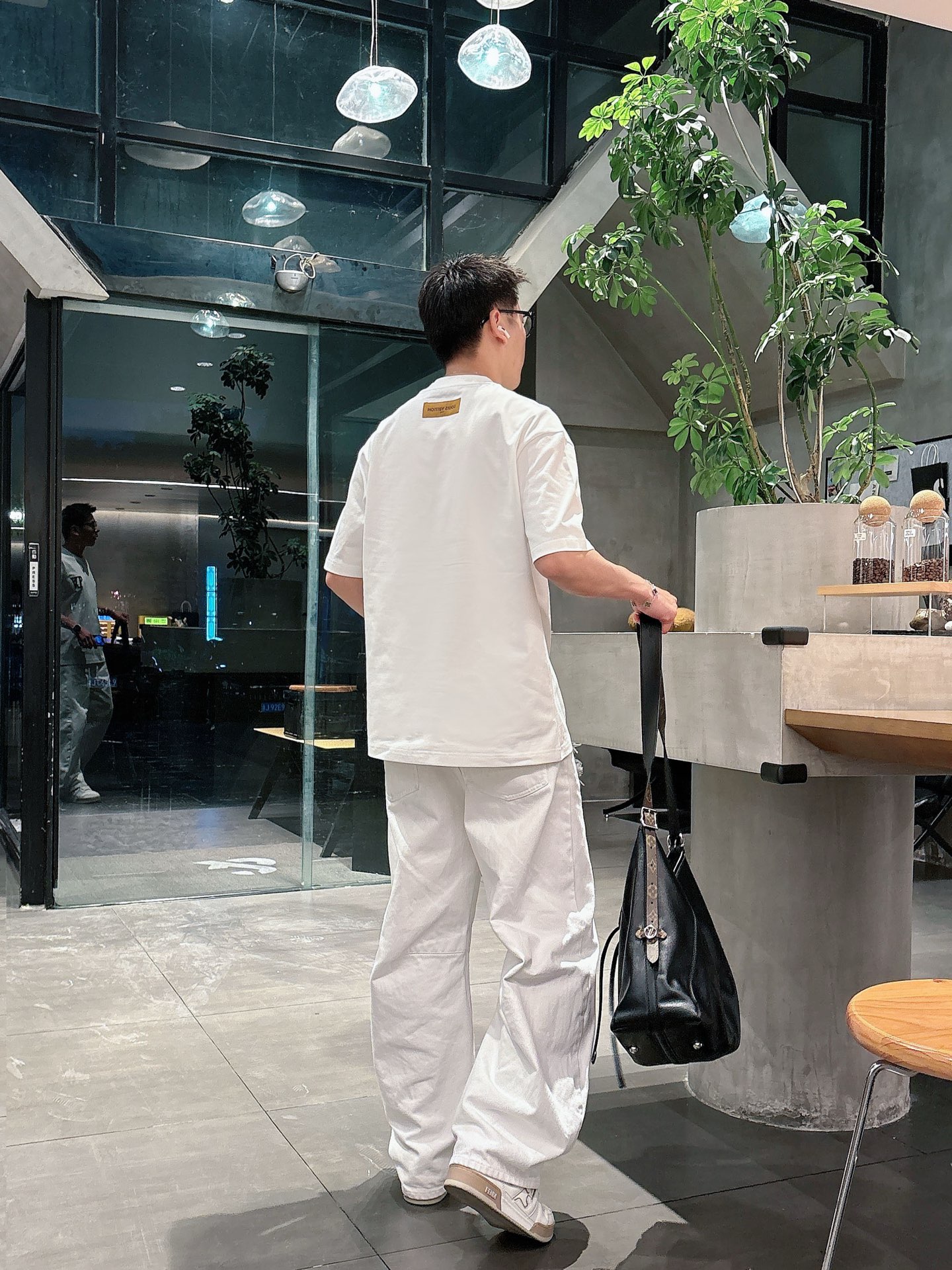 LV   2026春夏新款首发专柜最新款短袖圆领T恤 高端订制 设计前卫时尚！品牌logo重工艺设计 高