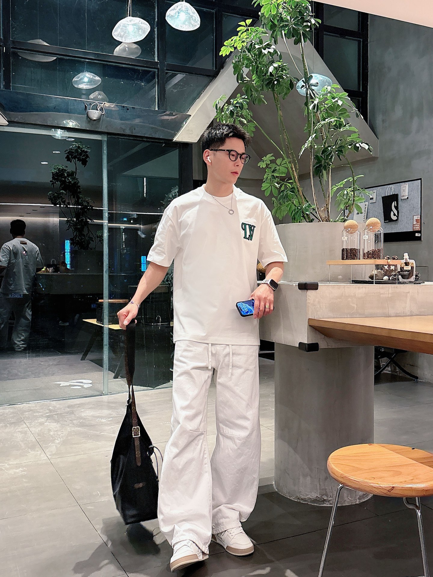 LV   2026春夏新款首发专柜最新款短袖圆领T恤 高端订制 设计前卫时尚！品牌logo重工艺设计 高