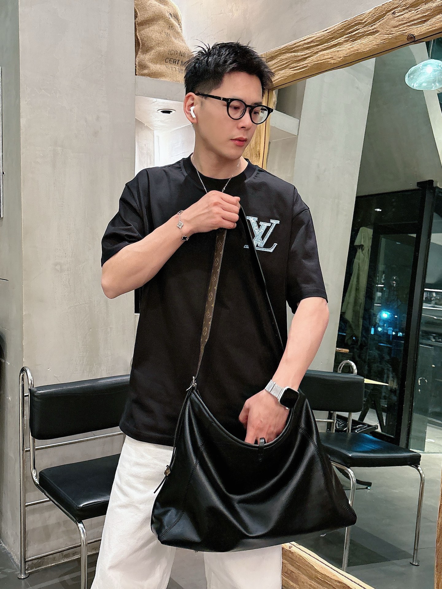LV   2026春夏新款首发专柜最新款短袖圆领T恤 高端订制 设计前卫时尚！品牌logo重工艺设计 高