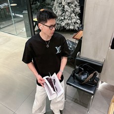 LV 2026春夏新款首发专柜最新款短袖圆领T恤 高端订制 设计前卫时尚!品牌logo重工艺设计 高 LV 2026春夏新款首发专柜最新款短袖圆领T恤 高端订制 设计前卫时尚!品牌logo重工艺设计 高