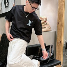 LV 2026春夏新款首发专柜最新款短袖圆领T恤 高端订制 设计前卫时尚!品牌logo重工艺设计 高 LV 2026春夏新款首发专柜最新款短袖圆领T恤 高端订制 设计前卫时尚!品牌logo重工艺设计 高