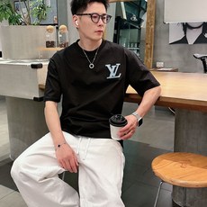 LV 2026春夏新款首发专柜最新款短袖圆领T恤 高端订制 设计前卫时尚!品牌logo重工艺设计 高 LV 2026春夏新款首发专柜最新款短袖圆领T恤 高端订制 设计前卫时尚!品牌logo重工艺设计 高