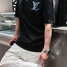 LV 2026春夏新款首发专柜最新款短袖圆领T恤 高端订制 设计前卫时尚!品牌logo重工艺设计 高 LV 2026春夏新款首发专柜最新款短袖圆领T恤 高端订制 设计前卫时尚!品牌logo重工艺设计 高