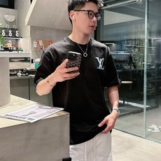LV 2026春夏新款首发专柜最新款短袖圆领T恤 高端订制 设计前卫时尚!品牌logo重工艺设计 高 LV 2026春夏新款首发专柜最新款短袖圆领T恤 高端订制 设计前卫时尚!品牌logo重工艺设计 高