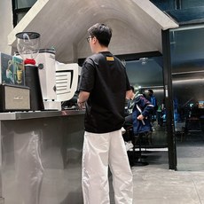LV 2026春夏新款首发专柜最新款短袖圆领T恤 高端订制 设计前卫时尚!品牌logo重工艺设计 高 LV 2026春夏新款首发专柜最新款短袖圆领T恤 高端订制 设计前卫时尚!品牌logo重工艺设计 高