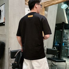 LV 2026春夏新款首发专柜最新款短袖圆领T恤 高端订制 设计前卫时尚!品牌logo重工艺设计 高 LV 2026春夏新款首发专柜最新款短袖圆领T恤 高端订制 设计前卫时尚!品牌logo重工艺设计 高