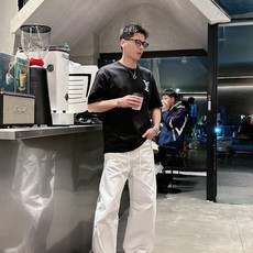 LV 2026春夏新款首发专柜最新款短袖圆领T恤 高端订制 设计前卫时尚!品牌logo重工艺设计 高 LV 2026春夏新款首发专柜最新款短袖圆领T恤 高端订制 设计前卫时尚!品牌logo重工艺设计 高