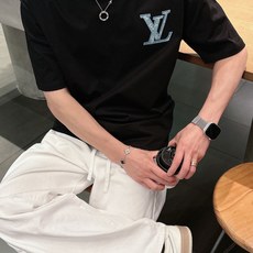 LV 2026春夏新款首发专柜最新款短袖圆领T恤 高端订制 设计前卫时尚!品牌logo重工艺设计 高 LV 2026春夏新款首发专柜最新款短袖圆领T恤 高端订制 设计前卫时尚!品牌logo重工艺设计 高
