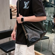 LV 2026春夏新款首发专柜最新款短袖圆领T恤 高端订制 设计前卫时尚!品牌logo重工艺设计 高 LV 2026春夏新款首发专柜最新款短袖圆领T恤 高端订制 设计前卫时尚!品牌logo重工艺设计 高