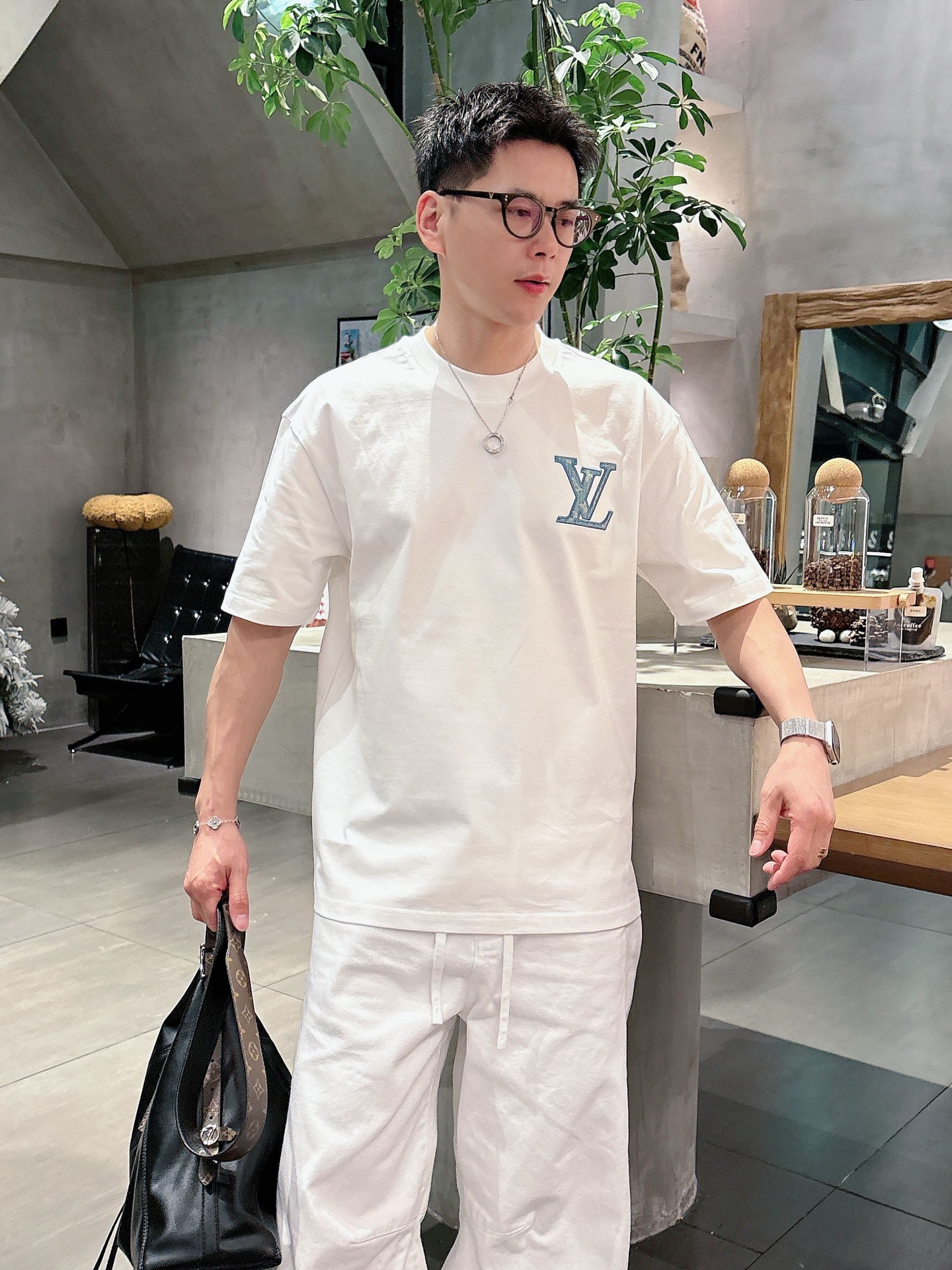 LV   2026春夏新款首发专柜最新款短袖圆领T恤 高端订制 设计前卫时尚！品牌logo重工艺设计 高