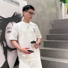 LV 2026春夏新款首发专柜最新款短袖圆领T恤 高端订制 设计前卫时尚!品牌logo重工艺设计 高 LV 2026春夏新款首发专柜最新款短袖圆领T恤 高端订制 设计前卫时尚!品牌logo重工艺设计 高