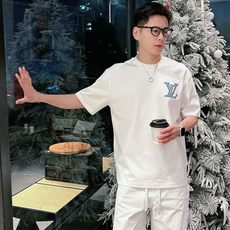 LV 2026春夏新款首发专柜最新款短袖圆领T恤 高端订制 设计前卫时尚!品牌logo重工艺设计 高 LV 2026春夏新款首发专柜最新款短袖圆领T恤 高端订制 设计前卫时尚!品牌logo重工艺设计 高