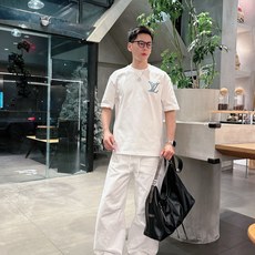 LV 2026春夏新款首发专柜最新款短袖圆领T恤 高端订制 设计前卫时尚!品牌logo重工艺设计 高 LV 2026春夏新款首发专柜最新款短袖圆领T恤 高端订制 设计前卫时尚!品牌logo重工艺设计 高