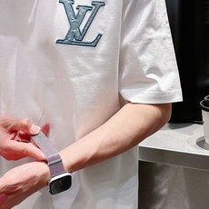 LV 2026春夏新款首发专柜最新款短袖圆领T恤 高端订制 设计前卫时尚!品牌logo重工艺设计 高 LV 2026春夏新款首发专柜最新款短袖圆领T恤 高端订制 设计前卫时尚!品牌logo重工艺设计 高