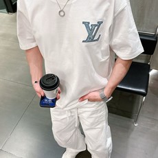 LV 2026春夏新款首发专柜最新款短袖圆领T恤 高端订制 设计前卫时尚!品牌logo重工艺设计 高 LV 2026春夏新款首发专柜最新款短袖圆领T恤 高端订制 设计前卫时尚!品牌logo重工艺设计 高