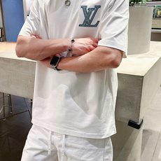 LV 2026春夏新款首发专柜最新款短袖圆领T恤 高端订制 设计前卫时尚!品牌logo重工艺设计 高 LV 2026春夏新款首发专柜最新款短袖圆领T恤 高端订制 设计前卫时尚!品牌logo重工艺设计 高
