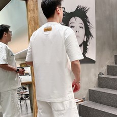 LV 2026春夏新款首发专柜最新款短袖圆领T恤 高端订制 设计前卫时尚!品牌logo重工艺设计 高 LV 2026春夏新款首发专柜最新款短袖圆领T恤 高端订制 设计前卫时尚!品牌logo重工艺设计 高