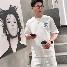 LV 2026春夏新款首发专柜最新款短袖圆领T恤 高端订制 设计前卫时尚!品牌logo重工艺设计 高 LV 2026春夏新款首发专柜最新款短袖圆领T恤 高端订制 设计前卫时尚!品牌logo重工艺设计 高