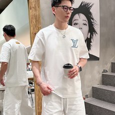 LV 2026春夏新款首发专柜最新款短袖圆领T恤 高端订制 设计前卫时尚!品牌logo重工艺设计 高 LV 2026春夏新款首发专柜最新款短袖圆领T恤 高端订制 设计前卫时尚!品牌logo重工艺设计 高
