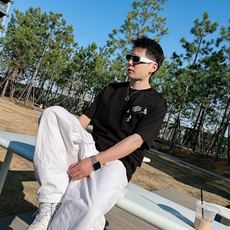 LV 2026春夏新款首发专柜最新款短袖圆领T恤 高端订制 设计前卫时尚!品牌logo重工艺设计 高端 LV 2026春夏新款首发专柜最新款短袖圆领T恤 高端订制 设计前卫时尚!品牌logo重工艺设计 高端
