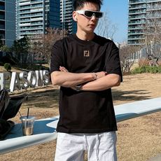 芬迪#FENDI 2026春夏新款首发专柜最新款短袖圆领T恤 高端订制 设计前卫时尚!品牌logo重 芬迪#FENDI 2026春夏新款首发专柜最新款短袖圆领T恤 高端订制 设计前卫时尚!品牌logo重