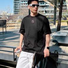 芬迪#FENDI 2026春夏新款首发专柜最新款短袖圆领T恤 高端订制 设计前卫时尚!品牌logo重 芬迪#FENDI 2026春夏新款首发专柜最新款短袖圆领T恤 高端订制 设计前卫时尚!品牌logo重