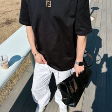 芬迪#FENDI 2026春夏新款首发专柜最新款短袖圆领T恤 高端订制 设计前卫时尚!品牌logo重 芬迪#FENDI 2026春夏新款首发专柜最新款短袖圆领T恤 高端订制 设计前卫时尚!品牌logo重