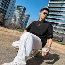 芬迪#FENDI 2026春夏新款首发专柜最新款短袖圆领T恤 高端订制 设计前卫时尚!品牌logo重 芬迪#FENDI 2026春夏新款首发专柜最新款短袖圆领T恤 高端订制 设计前卫时尚!品牌logo重