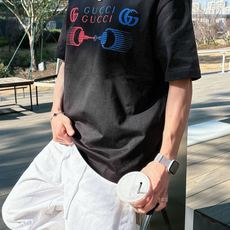 GUCCI 2026春夏新款首发专柜最新款短袖圆领T恤 高端订制 设计前卫时尚!品牌logo重工艺设 GUCCI 2026春夏新款首发专柜最新款短袖圆领T恤 高端订制 设计前卫时尚!品牌logo重工艺设