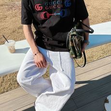 GUCCI 2026春夏新款首发专柜最新款短袖圆领T恤 高端订制 设计前卫时尚!品牌logo重工艺设 GUCCI 2026春夏新款首发专柜最新款短袖圆领T恤 高端订制 设计前卫时尚!品牌logo重工艺设
