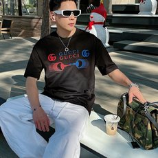 GUCCI 2026春夏新款首发专柜最新款短袖圆领T恤 高端订制 设计前卫时尚!品牌logo重工艺设 GUCCI 2026春夏新款首发专柜最新款短袖圆领T恤 高端订制 设计前卫时尚!品牌logo重工艺设