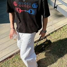 GUCCI 2026春夏新款首发专柜最新款短袖圆领T恤 高端订制 设计前卫时尚!品牌logo重工艺设 GUCCI 2026春夏新款首发专柜最新款短袖圆领T恤 高端订制 设计前卫时尚!品牌logo重工艺设