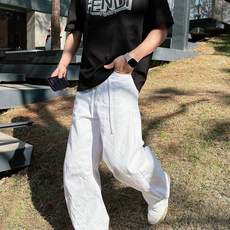 芬迪#FENDI 2026春夏新款首发专柜最新款短袖圆领T恤 高端订制 设计前卫时尚!品牌logo重 芬迪#FENDI 2026春夏新款首发专柜最新款短袖圆领T恤 高端订制 设计前卫时尚!品牌logo重