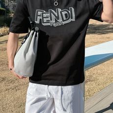 芬迪#FENDI 2026春夏新款首发专柜最新款短袖圆领T恤 高端订制 设计前卫时尚!品牌logo重 芬迪#FENDI 2026春夏新款首发专柜最新款短袖圆领T恤 高端订制 设计前卫时尚!品牌logo重