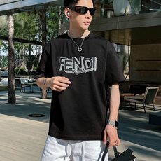芬迪#FENDI 2026春夏新款首发专柜最新款短袖圆领T恤 高端订制 设计前卫时尚!品牌logo重 芬迪#FENDI 2026春夏新款首发专柜最新款短袖圆领T恤 高端订制 设计前卫时尚!品牌logo重