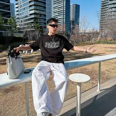 芬迪#FENDI 2026春夏新款首发专柜最新款短袖圆领T恤 高端订制 设计前卫时尚!品牌logo重 芬迪#FENDI 2026春夏新款首发专柜最新款短袖圆领T恤 高端订制 设计前卫时尚!品牌logo重