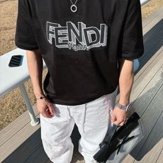 芬迪#FENDI 2026春夏新款首发专柜最新款短袖圆领T恤 高端订制 设计前卫时尚!品牌logo重 芬迪#FENDI 2026春夏新款首发专柜最新款短袖圆领T恤 高端订制 设计前卫时尚!品牌logo重
