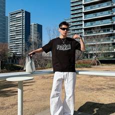 芬迪#FENDI 2026春夏新款首发专柜最新款短袖圆领T恤 高端订制 设计前卫时尚!品牌logo重 芬迪#FENDI 2026春夏新款首发专柜最新款短袖圆领T恤 高端订制 设计前卫时尚!品牌logo重