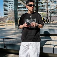 芬迪#FENDI 2026春夏新款首发专柜最新款短袖圆领T恤 高端订制 设计前卫时尚!品牌logo重 芬迪#FENDI 2026春夏新款首发专柜最新款短袖圆领T恤 高端订制 设计前卫时尚!品牌logo重