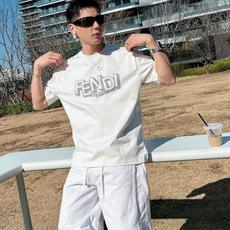 芬迪#FENDI 2026春夏新款首发专柜最新款短袖圆领T恤 高端订制 设计前卫时尚!品牌logo重 芬迪#FENDI 2026春夏新款首发专柜最新款短袖圆领T恤 高端订制 设计前卫时尚!品牌logo重