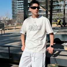芬迪#FENDI 2026春夏新款首发专柜最新款短袖圆领T恤 高端订制 设计前卫时尚!品牌logo重 芬迪#FENDI 2026春夏新款首发专柜最新款短袖圆领T恤 高端订制 设计前卫时尚!品牌logo重