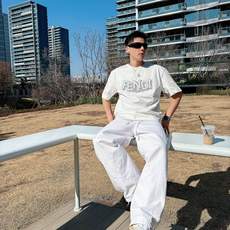 芬迪#FENDI 2026春夏新款首发专柜最新款短袖圆领T恤 高端订制 设计前卫时尚!品牌logo重 芬迪#FENDI 2026春夏新款首发专柜最新款短袖圆领T恤 高端订制 设计前卫时尚!品牌logo重