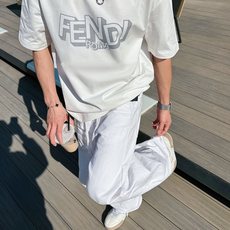 芬迪#FENDI 2026春夏新款首发专柜最新款短袖圆领T恤 高端订制 设计前卫时尚!品牌logo重 芬迪#FENDI 2026春夏新款首发专柜最新款短袖圆领T恤 高端订制 设计前卫时尚!品牌logo重
