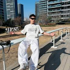 芬迪#FENDI 2026春夏新款首发专柜最新款短袖圆领T恤 高端订制 设计前卫时尚!品牌logo重 芬迪#FENDI 2026春夏新款首发专柜最新款短袖圆领T恤 高端订制 设计前卫时尚!品牌logo重