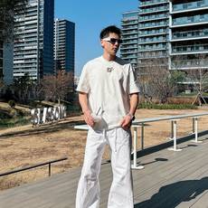 芬迪#FENDI 2026春夏新款首发专柜最新款短袖圆领T恤 高端订制 设计前卫时尚!品牌logo重 芬迪#FENDI 2026春夏新款首发专柜最新款短袖圆领T恤 高端订制 设计前卫时尚!品牌logo重