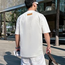 LV 2026春夏新款首发专柜最新款短袖圆领T恤 高端订制 设计前卫时尚!品牌logo重工艺设计 高 LV 2026春夏新款首发专柜最新款短袖圆领T恤 高端订制 设计前卫时尚!品牌logo重工艺设计 高